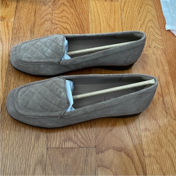 Easy Spirit Womens Loafers 7M Wynter
Medium Natural
Suede Leather Comfort - Picture 2 of 8